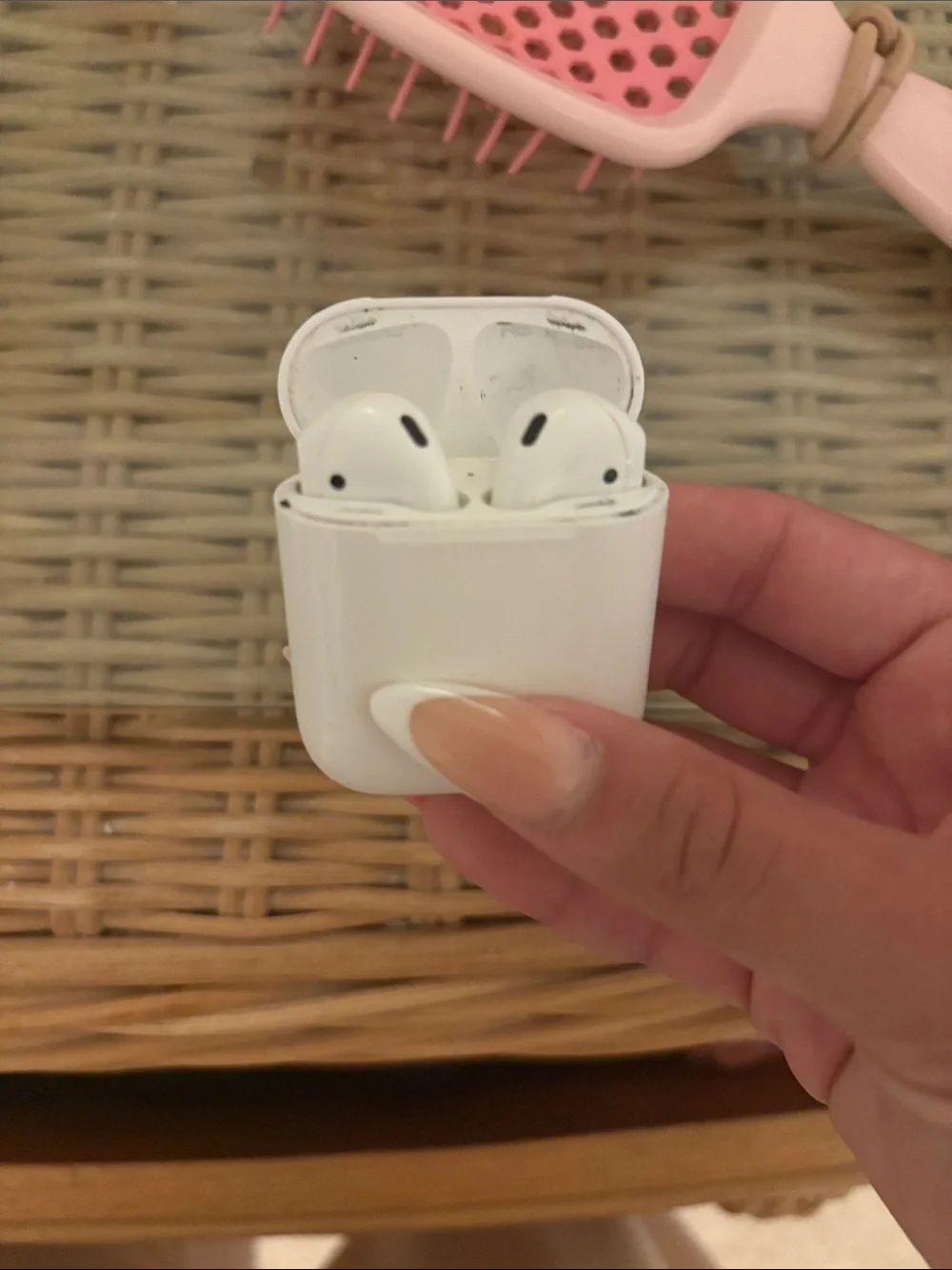 Apple White Wireless Earbuds Charging Case